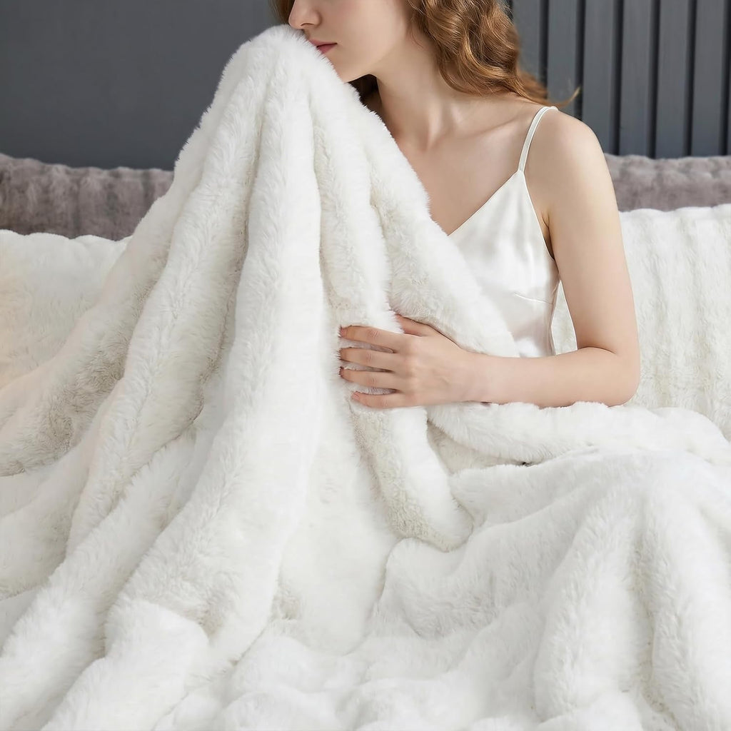 Bedbay White Faux Fur Comforter Set King Size Plush Fluffy Comforter Winter Bedding Set 3 Pcs Soft Cozy Warm Winter Quilts King Size Smoofy Velvet Bubble Rabbit Fur Fuzzy Comforter Luxury Bedding Set