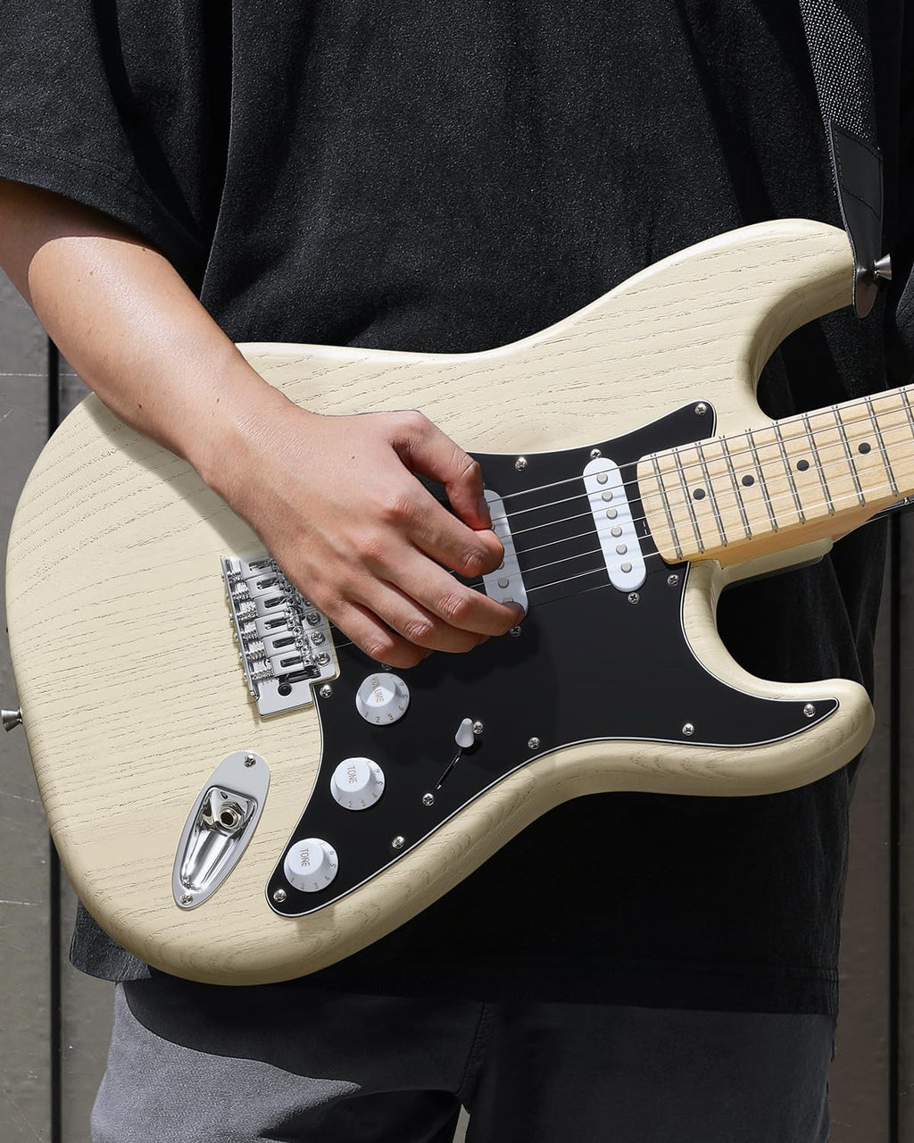 DONNER DST-80 Electric Guitar 39' Beginner Electric Guitar Kit with Amp, Classic SSS Pickup Complete with Gig Bag, Tuner, Capo, Strap, Picks, and Free Online Lessons, Bone White