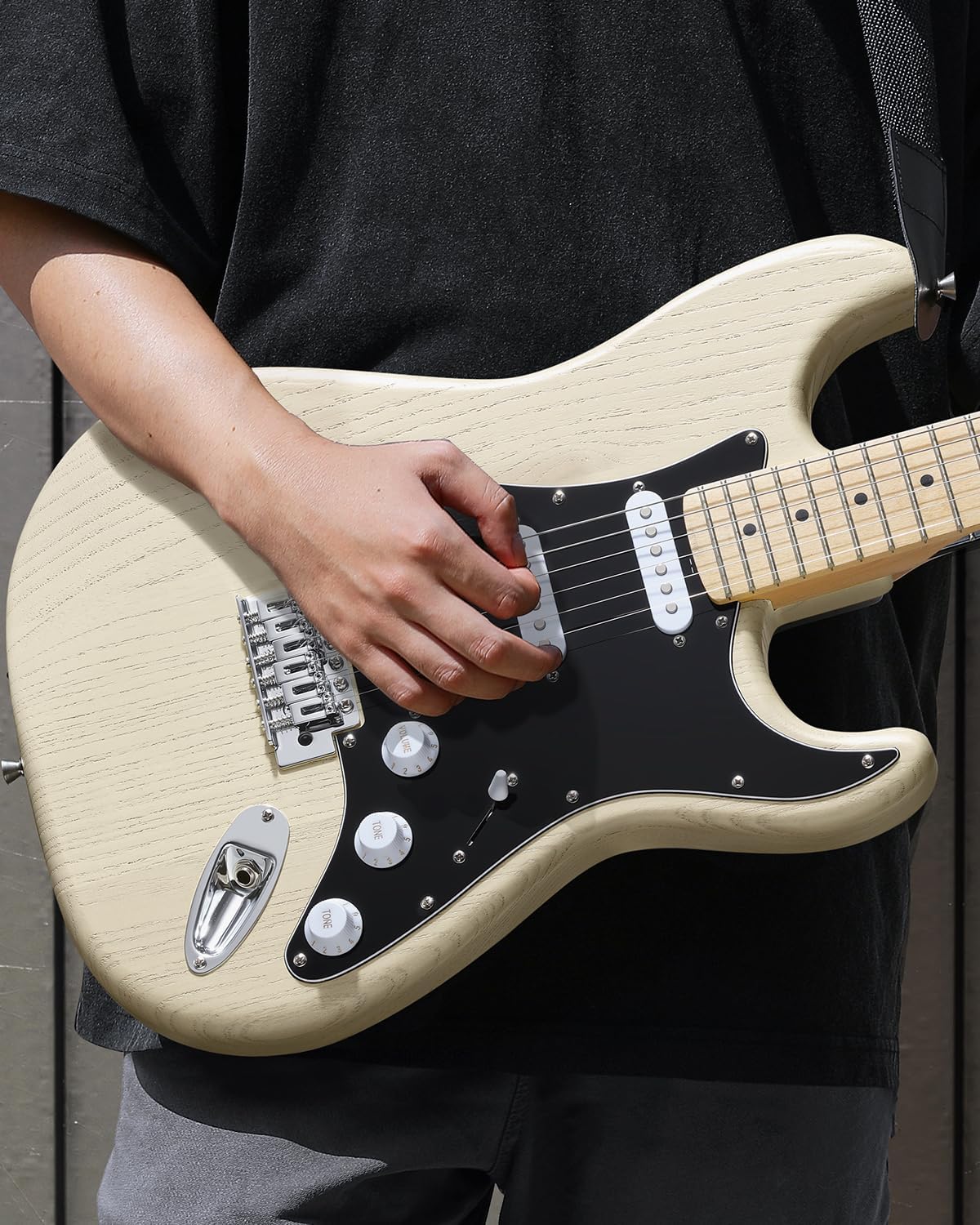 DONNER DST-80 Electric Guitar 39' Beginner Electric Guitar Kit with Amp, Classic SSS Pickup Complete with Gig Bag, Tuner, Capo, Strap, Picks, and Free Online Lessons, Bone White