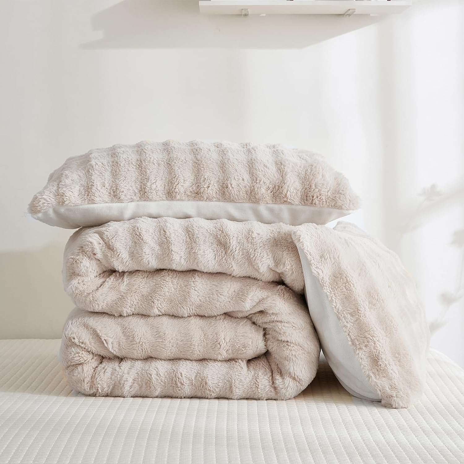 Bedbay Faux Fur Beige Bedding Comforter Set 3 Pieces Fuzzy Plush Comforter Set King Size Luxury Faux Rabbit Fur Bubble Bedding Soft Warm Shaggy Velvet Reversible Duvet Set for Girls Teen Adults