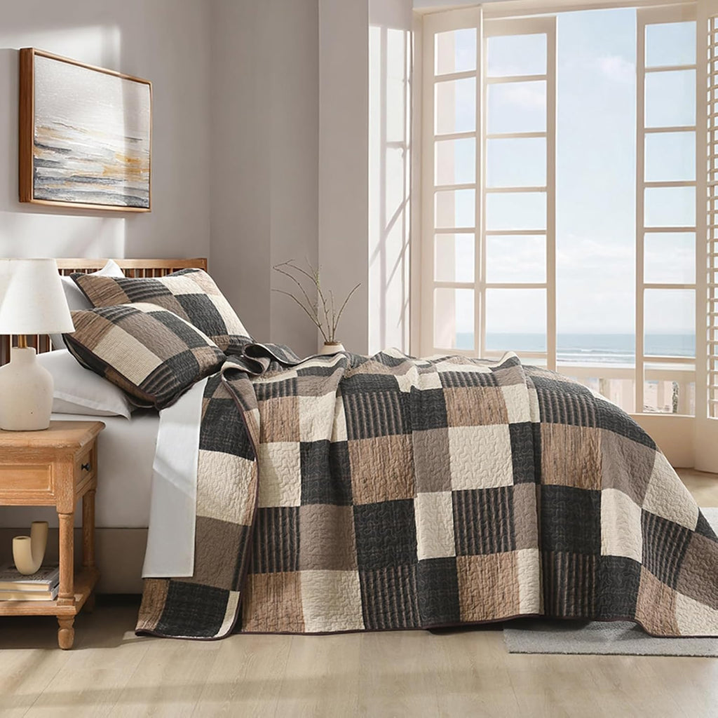 KALOOLA 100% Cotton King Size Quilt Set - Lightweight Farmhouse Quilted Bedspread with 2 Pillowshams for King Bed, Reversible Printed Plaid Design Bedding for All Season, Charcoal/Beige/Brown, 3Pcs