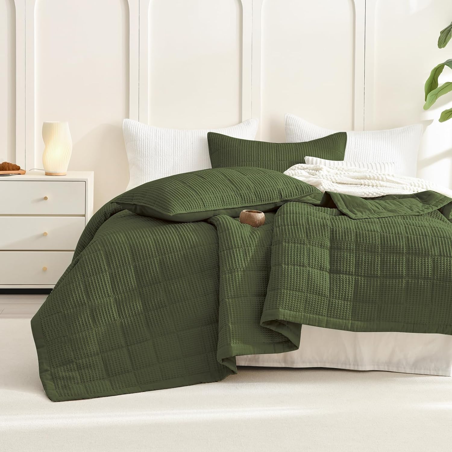 Sanracie Oversized King Quilt (120'x120'), Cotton Olive Green Waffle Weave Quilt Bedding Set 3Pcs Extra Wide Large Soft Breathable Luxury Aesthetic Bedding Coverlet for All Season