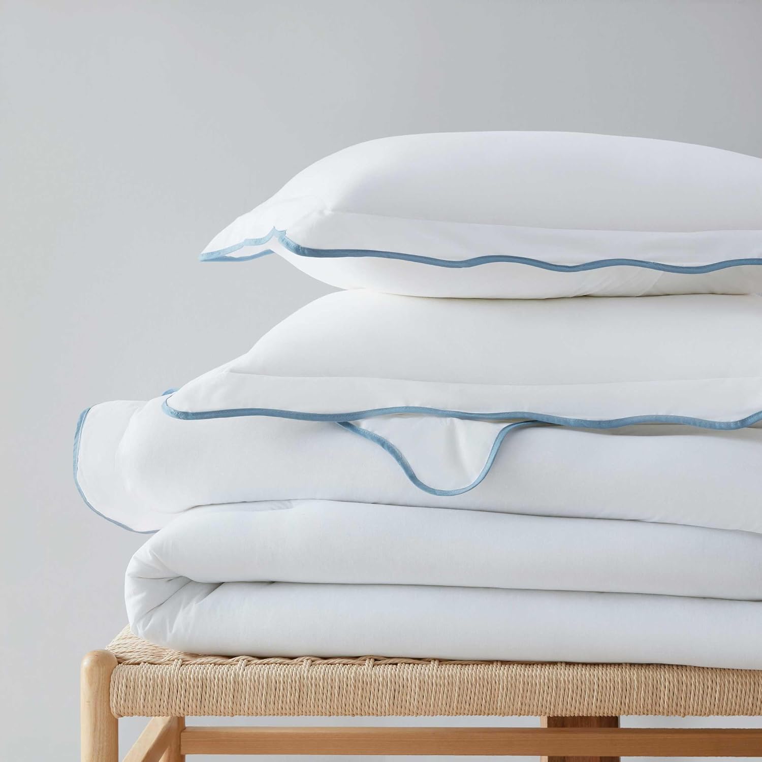 Martha Stewart - Queen Duvet Cover Set, Crisp & Smooth Bedding with a Cotton Percale Lightweight Feel, Reversible 3 Piece Bed Set with Matching Pillowcases (Simple Scallop Blue)
