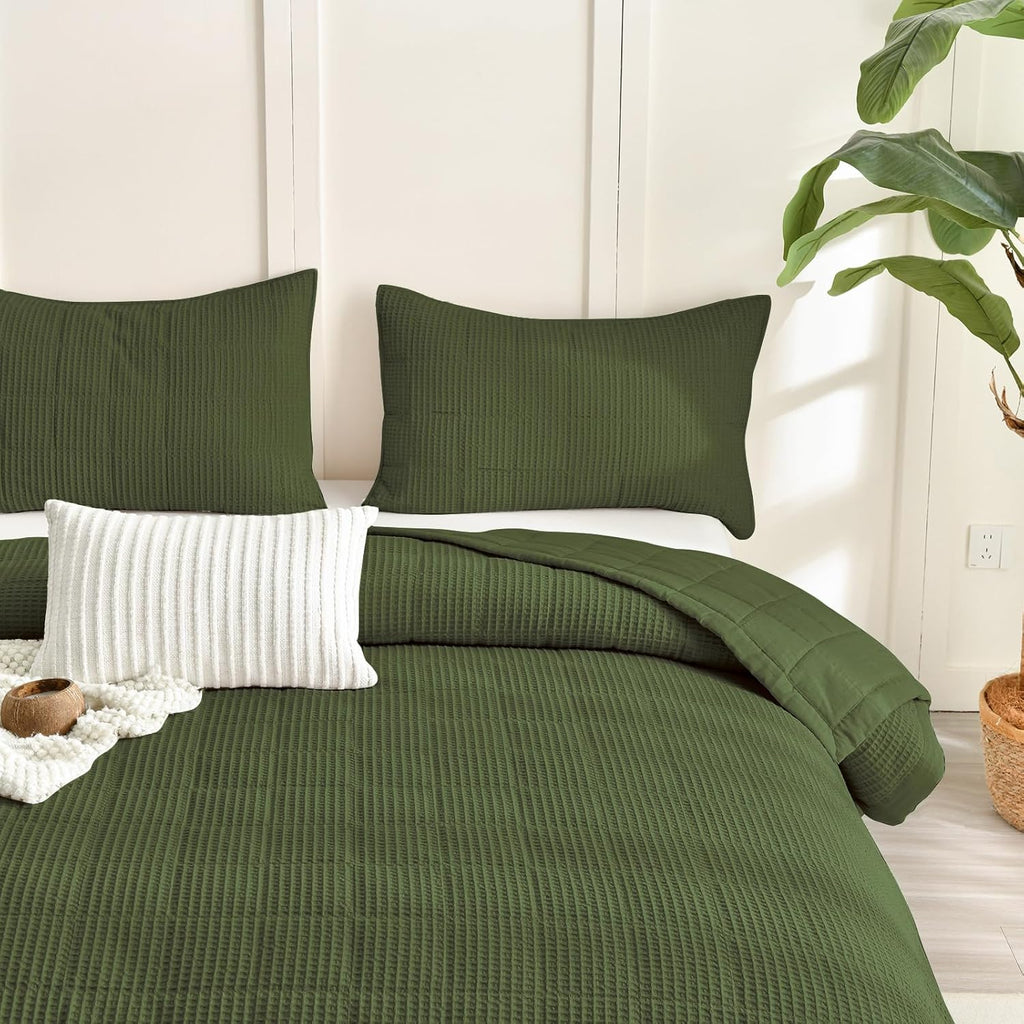 Sanracie Oversized King Quilt (120'x120'), Cotton Olive Green Waffle Weave Quilt Bedding Set 3Pcs Extra Wide Large Soft Breathable Luxury Aesthetic Bedding Coverlet for All Season