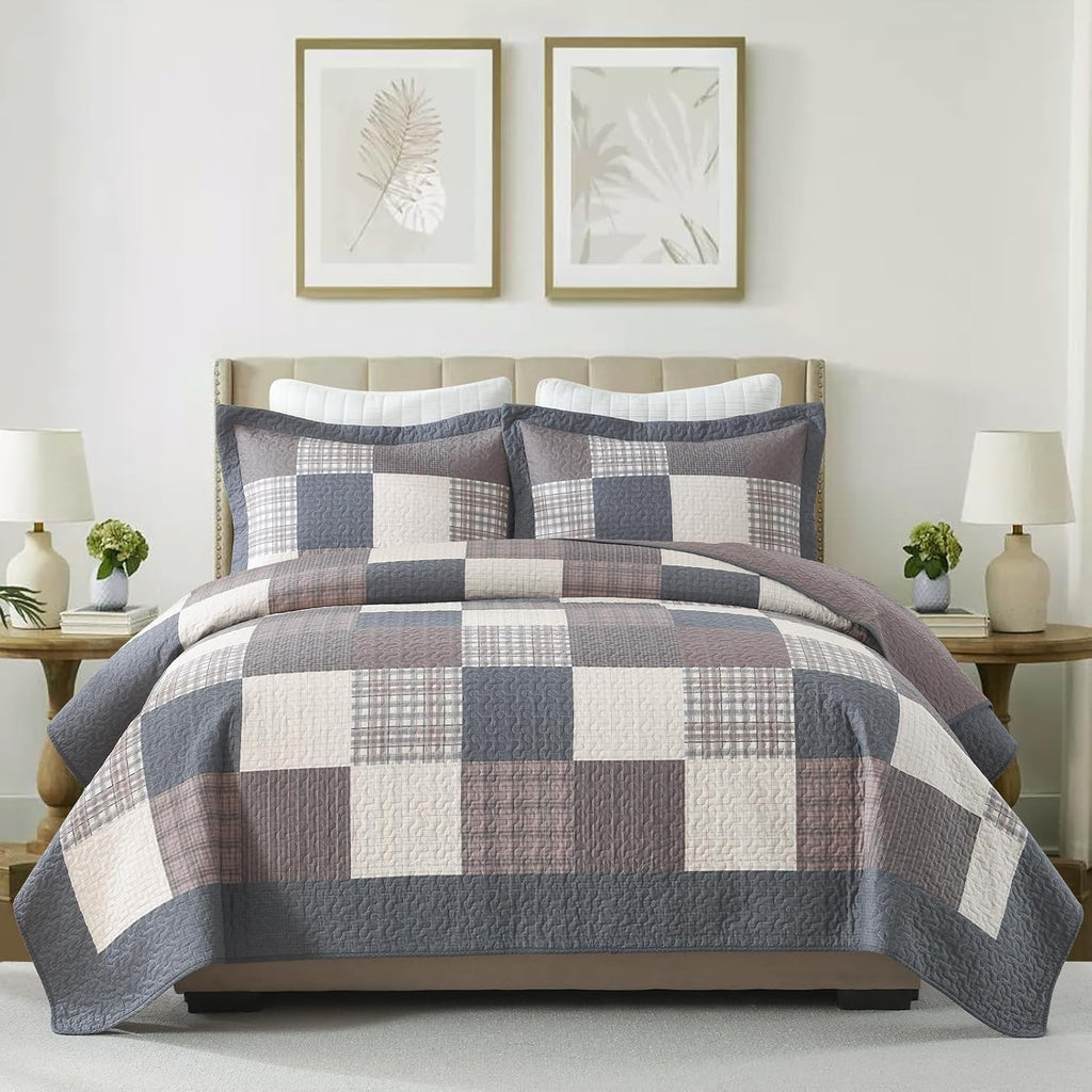KALOOLA Farmhouse Quilt King Size - 100% Cotton Lightweight Quilted Bedding Set 3 Pcs, Cottage Printed Plaid Bedspread with 2 Pillow Shams, Reversible Bed Coverlet for All Season, Gray/Brown/Beige