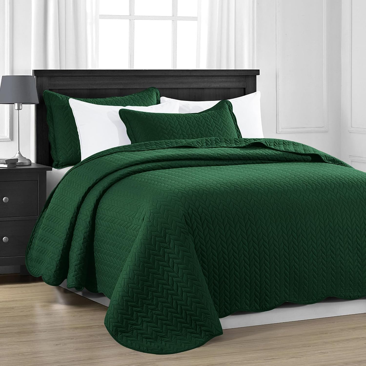 MOONLIGHT20015 Twin Quilt Bedding Set (68' x 86') - Bulk Pack of 10 Wholesale for Hotels, Guest Bedroom & Airbnbs - Lightweight Microfiber Reversible Embossed Quilts Bedspreads (Emerald)