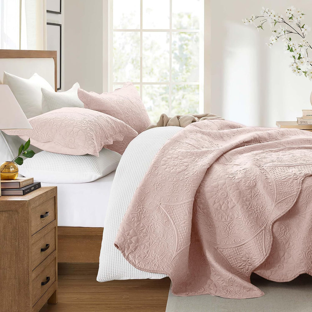 MOONLIGHT20015 10 Pack Twin Quilt Bedding Set (68' x 86') - Bulk Wholesale for Hotels, Guest Bedroom & Airbnbs - Lightweight Microfiber Reversible Floral Embossed Quilts Bedspreads (Peach)