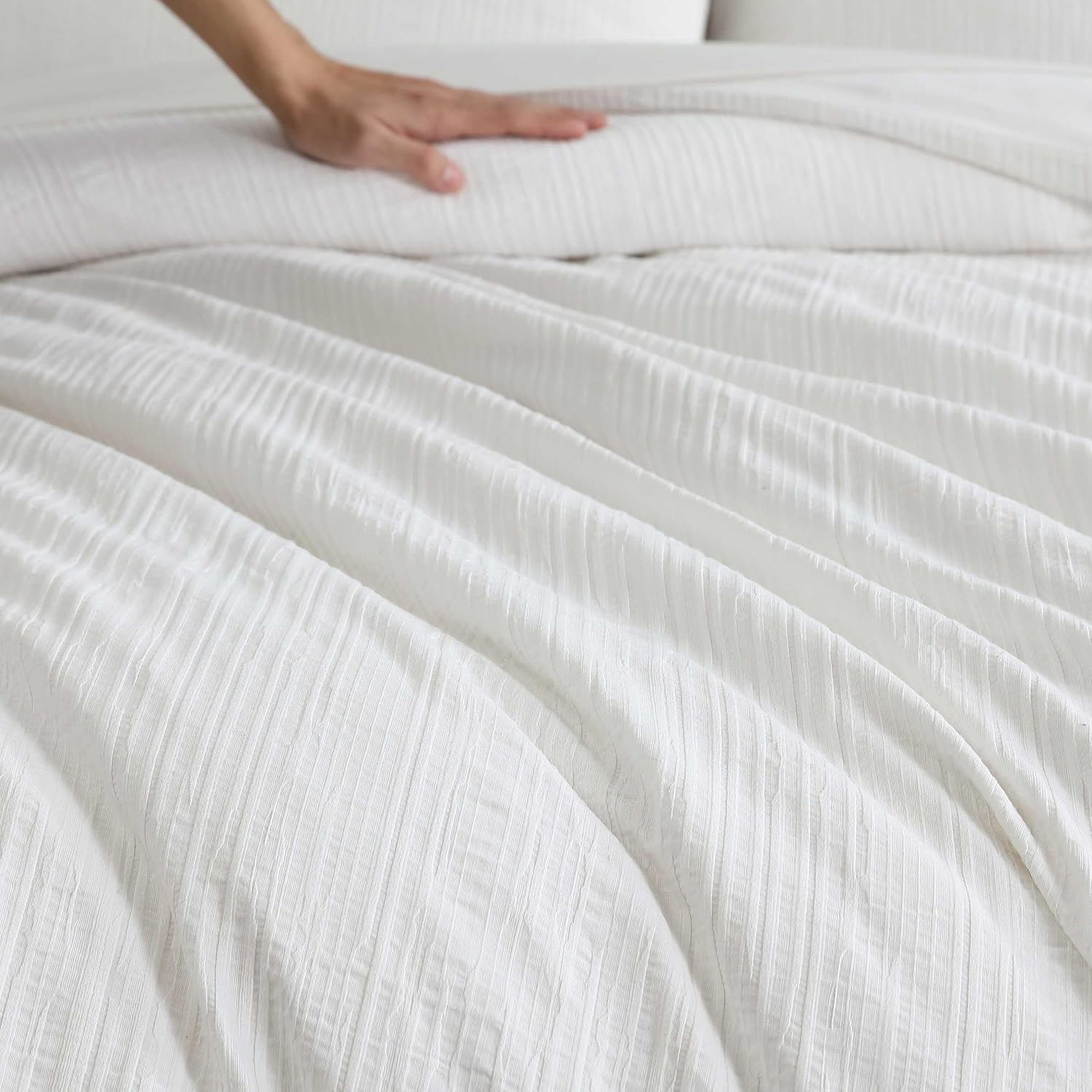 Vera Wang - Comforter Set, Luxurious Bedding Set with Matching Shams, Grid Pattern Design, Chic Room Essentials (Bark Texture White, Queen)