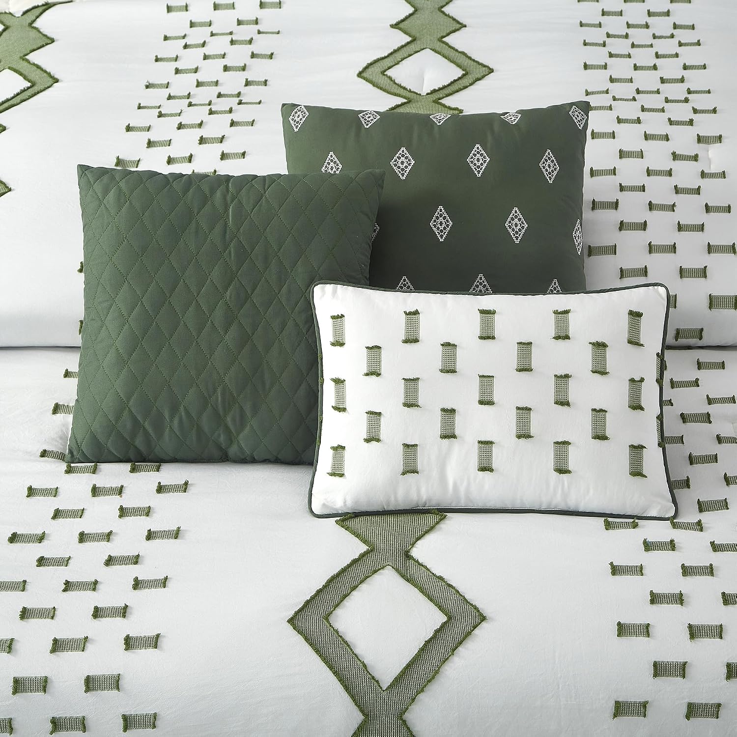 LANCO MODERN LIFESTYLE 7 Piece Green and White Comforter Set, King, Boho Home Decor, Geometric Clip Pattern Bedding Set for All Seasons, Bed in a Bag, Bedskirt, Shams and Decorative Pillows