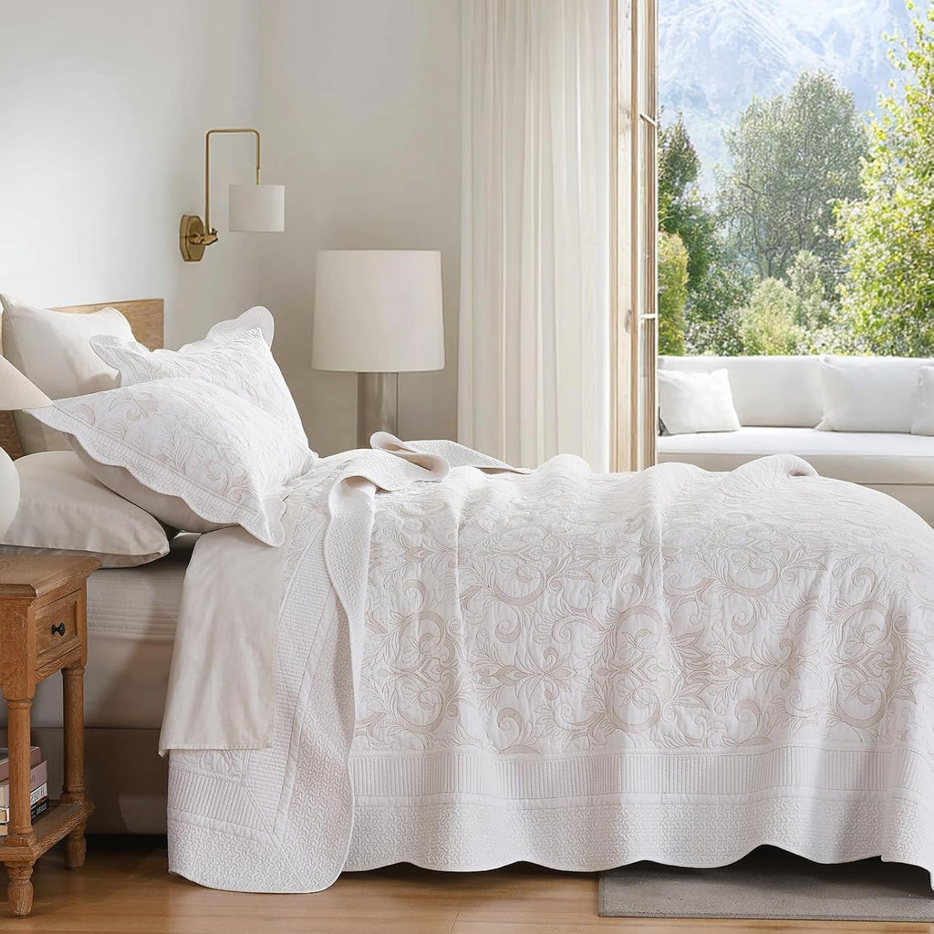 KALOOLA Embroidered Quilts Queen Size - 100% Cotton Lightweight Quilted Bedding Set 3 Pcs, Vintage Damask Pattern Bedspread with 2 Pillow Shams, Reversible Bed Coverlet for All Season, White/Beige