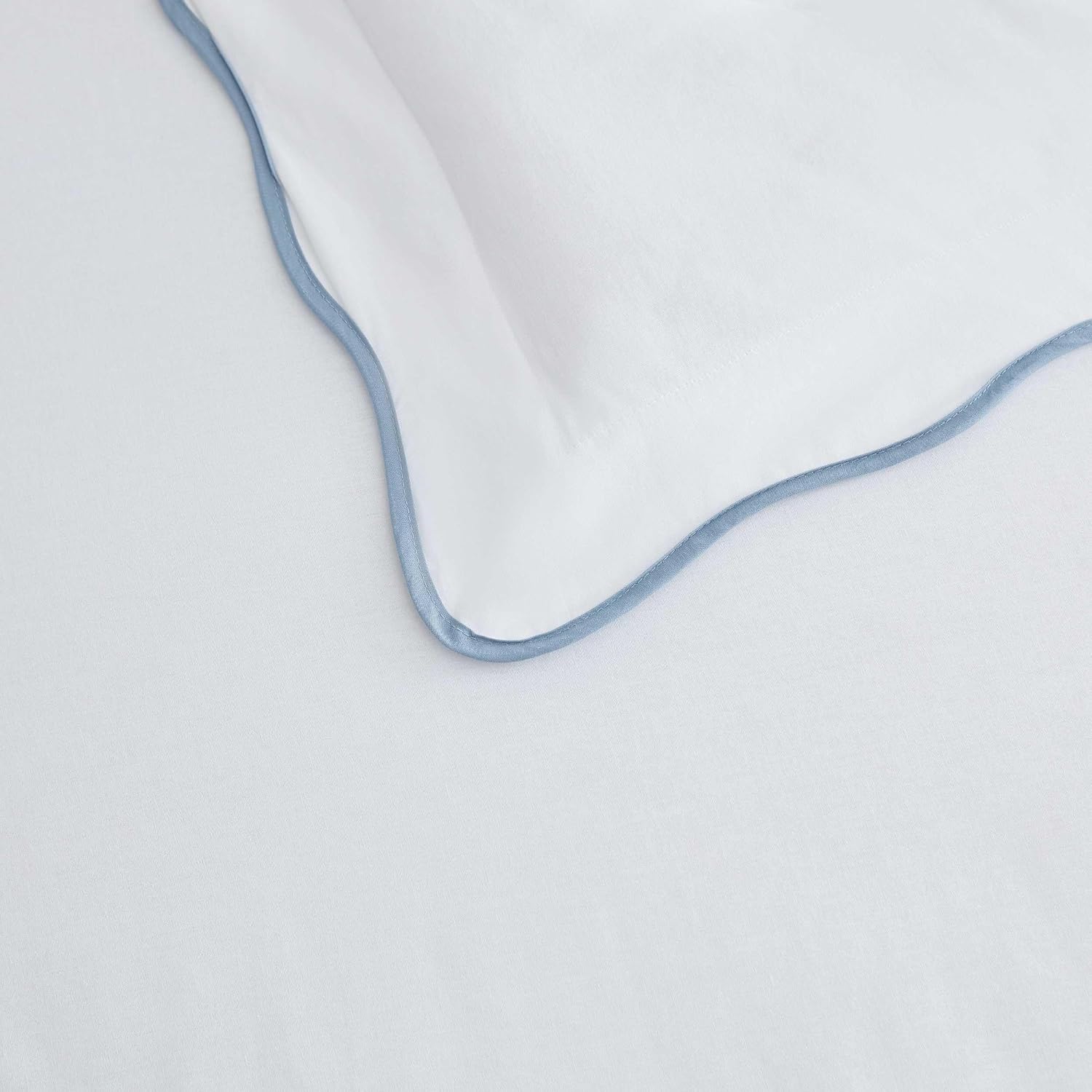 Martha Stewart - Queen Duvet Cover Set, Crisp & Smooth Bedding with a Cotton Percale Lightweight Feel, Reversible 3 Piece Bed Set with Matching Pillowcases (Simple Scallop Blue)