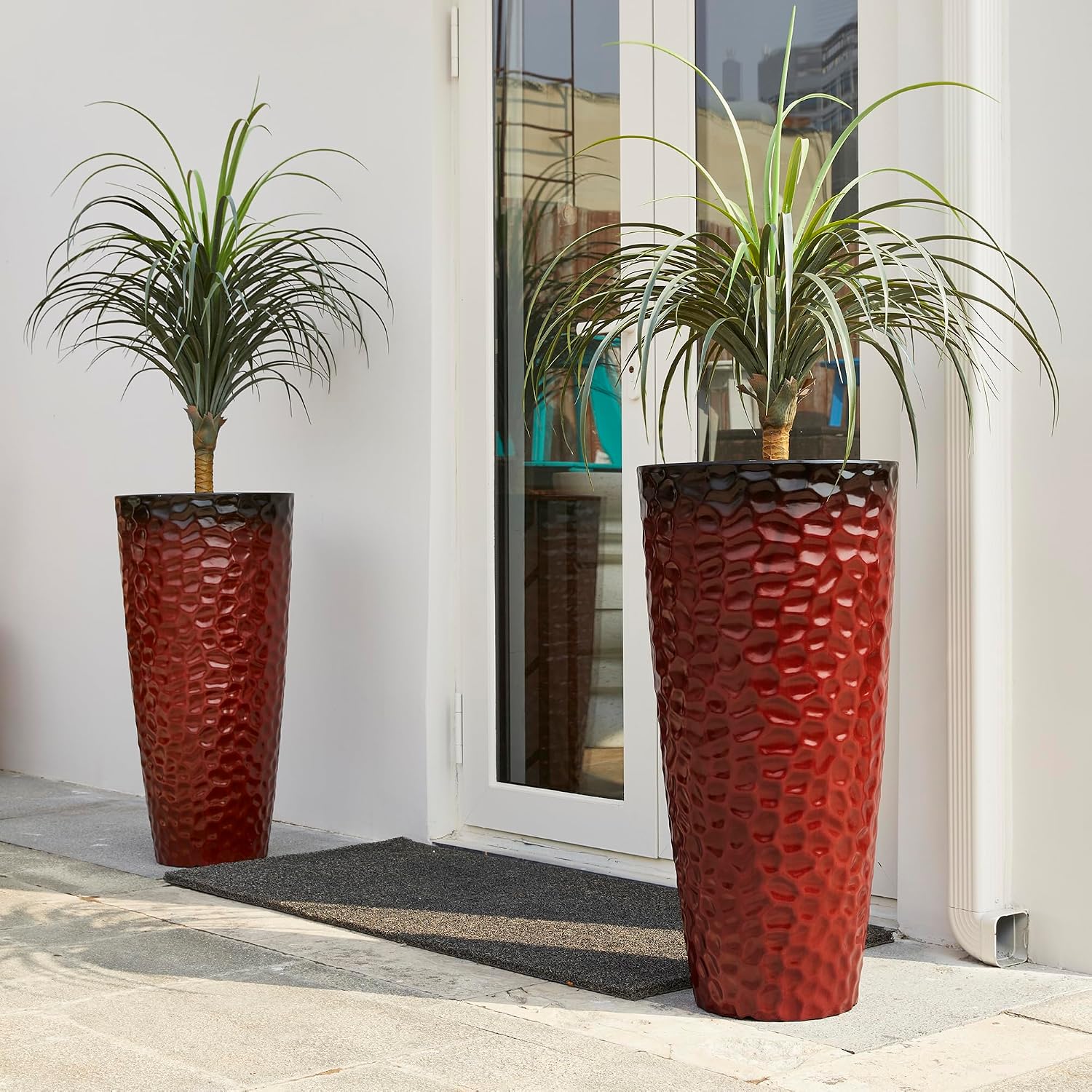 Glitzhome 31' H Large Plastic Tall Planters,Set of 2 Honeycomb Textured Gradient Red Tall Plant Pots with Drainage Holes,Oversized Planters Flower Pots for Indoor Outdoor Front Porch Patio