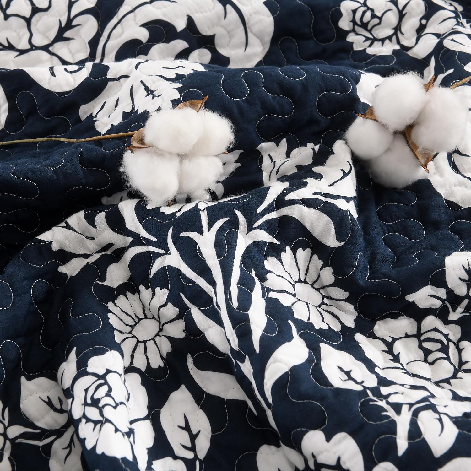 King Size Quilt Set, 100% Cotton Navy Blue Quilted Bedspread Set, Navy Blue White Floral Pattern Farmhouse Reversible Quilt Bedding Set for All Season, 3-Piece Quilt Set