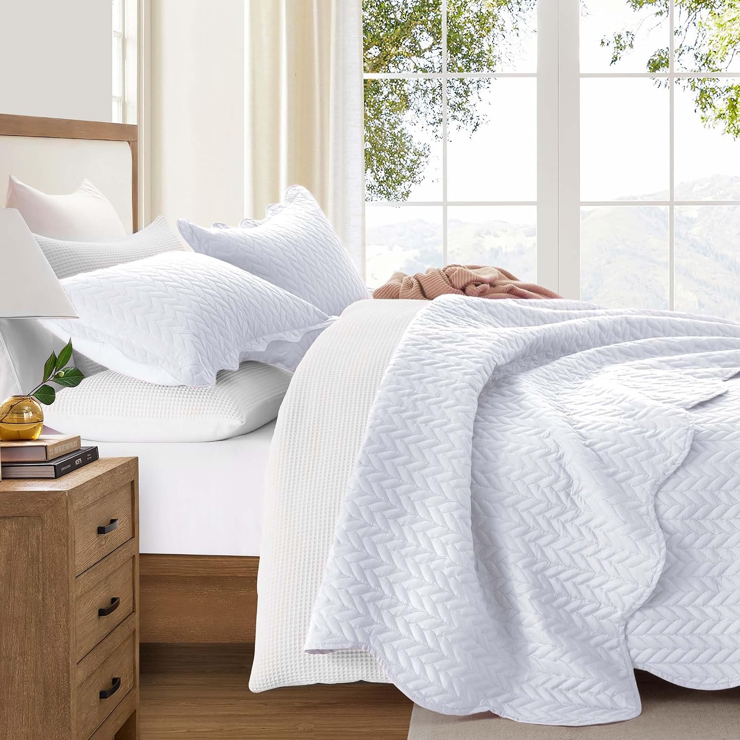 IR Imperial Rooms Queen Quilt Bedding Set (90' x 96') - Bulk Pack of 10 Wholesale for Hotels, Guest Bedroom & Airbnbs - Lightweight Microfiber Reversible Embossed Quilts Bedspreads (White)