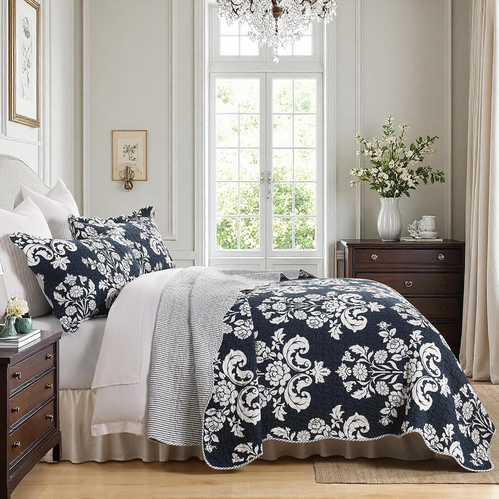 King Size Quilt Set, 100% Cotton Navy Blue Quilted Bedspread Set, Navy Blue White Floral Pattern Farmhouse Reversible Quilt Bedding Set for All Season, 3-Piece Quilt Set