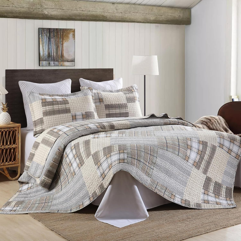 KALOOLA 100% Cotton Quilt Set King Size, Farmhouse Plaid Quilted Bedspread with 2 Pillow Shams, 3 Pieces Rustic Reversible Lightweight Bedding Coverlet for All Season, Brown/Beige/White