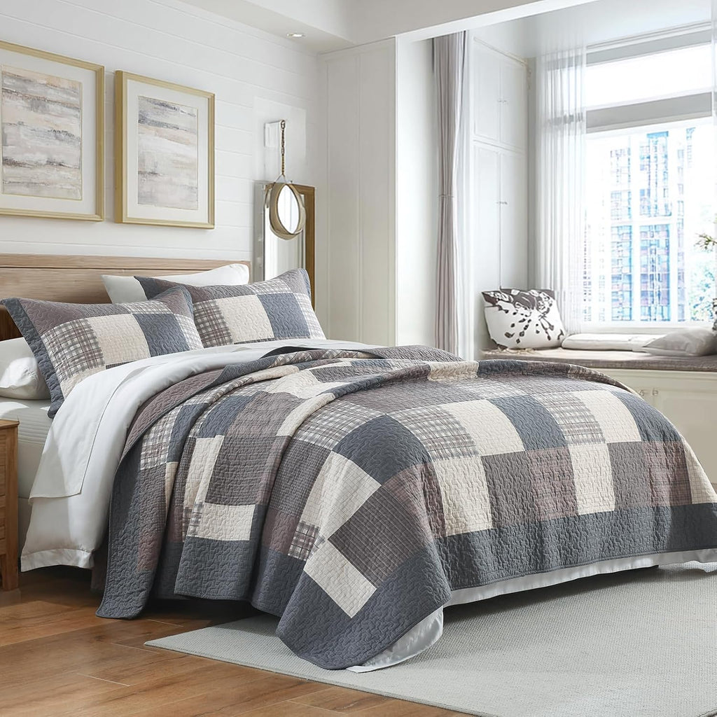 KALOOLA Farmhouse Quilts Queen Size - 100% Cotton Lightweight Quilted Bedding Set 3 Pcs, Cottage Printed Plaid Bedspread with 2 Pillow Shams, Reversible Bed Coverlet for All Season, Gray/Brown/Beige