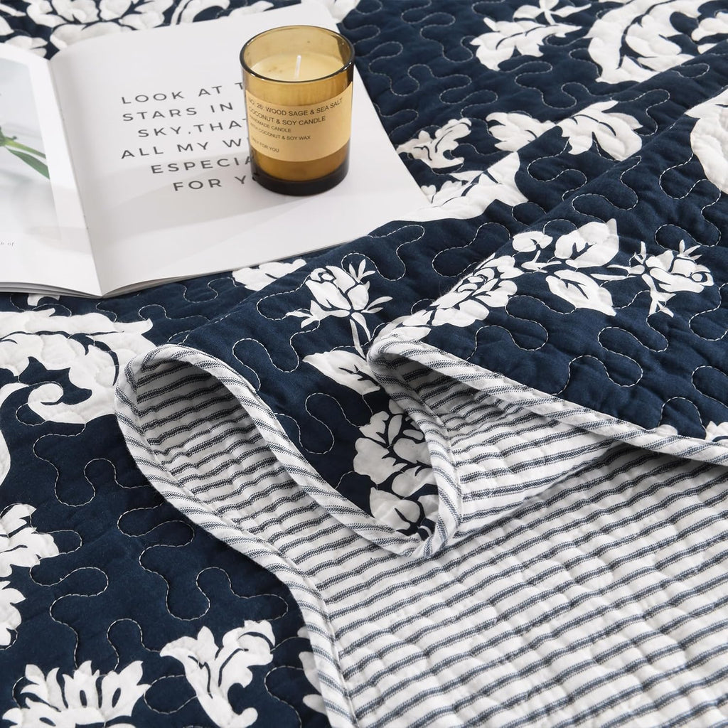 King Size Quilt Set, 100% Cotton Navy Blue Quilted Bedspread Set, Navy Blue White Floral Pattern Farmhouse Reversible Quilt Bedding Set for All Season, 3-Piece Quilt Set