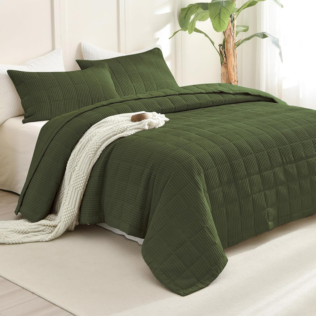 Sanracie Oversized King Quilt (120'x120'), Cotton Olive Green Waffle Weave Quilt Bedding Set 3Pcs Extra Wide Large Soft Breathable Luxury Aesthetic Bedding Coverlet for All Season