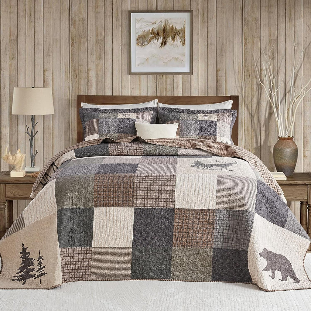 Oversized Queen Bedspreads 120x102, 100% Cotton Extra Large Quilt, Forest Tree Bear Deer Pattern, Lightweight Plaid Quilted Coverlet Bedding Set, 3 Pcs, All Season, Brown/Beige/Green
