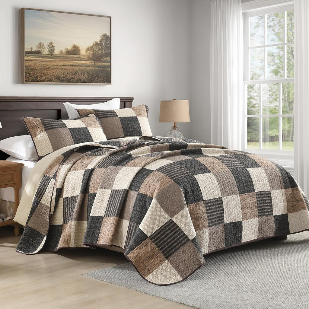 KALOOLA 100% Cotton King Size Quilt Set - Lightweight Farmhouse Quilted Bedspread with 2 Pillowshams for King Bed, Reversible Printed Plaid Design Bedding for All Season, Charcoal/Beige/Brown, 3Pcs