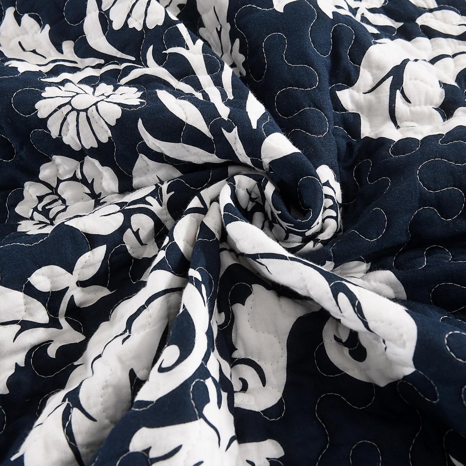 King Size Quilt Set, 100% Cotton Navy Blue Quilted Bedspread Set, Navy Blue White Floral Pattern Farmhouse Reversible Quilt Bedding Set for All Season, 3-Piece Quilt Set