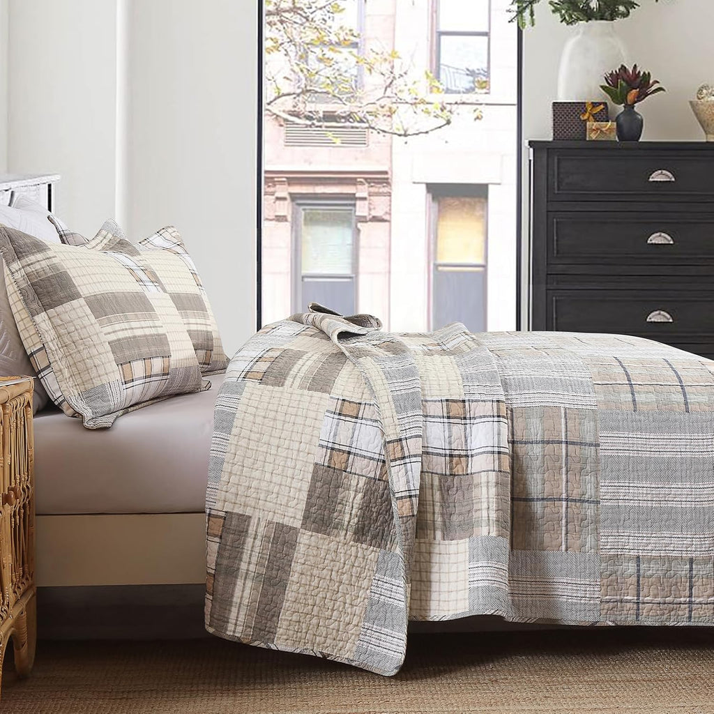 KALOOLA 100% Cotton Quilt Set King Size, Farmhouse Plaid Quilted Bedspread with 2 Pillow Shams, 3 Pieces Rustic Reversible Lightweight Bedding Coverlet for All Season, Brown/Beige/White