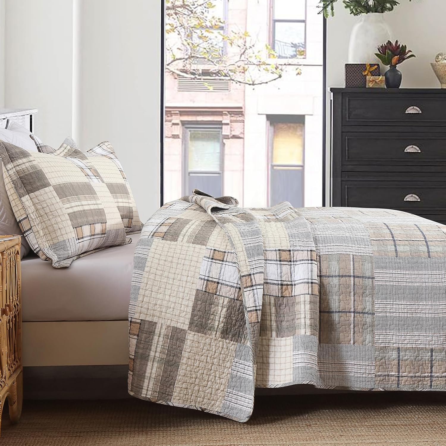 KALOOLA 100% Cotton Quilt Set King Size, Farmhouse Plaid Quilted Bedspread with 2 Pillow Shams, 3 Pieces Rustic Reversible Lightweight Bedding Coverlet for All Season, Brown/Beige/White