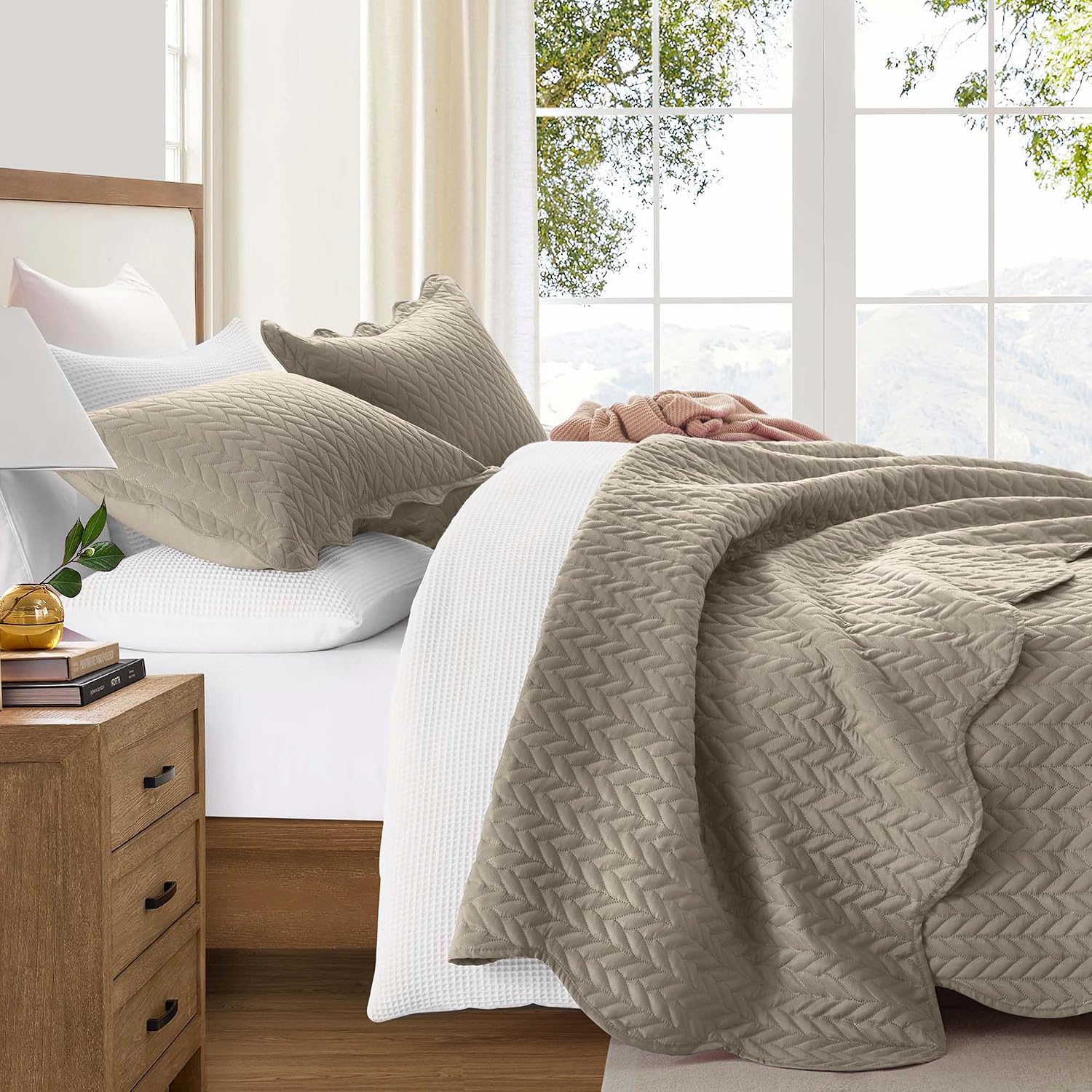 MOONLIGHT20015 Queen Quilt Bedding Set (90' x 96') - Bulk Pack of 10 Wholesale for Hotels, Guest Bedroom & Airbnbs - Lightweight Microfiber Reversible Embossed Quilts Bedspreads (Beige)