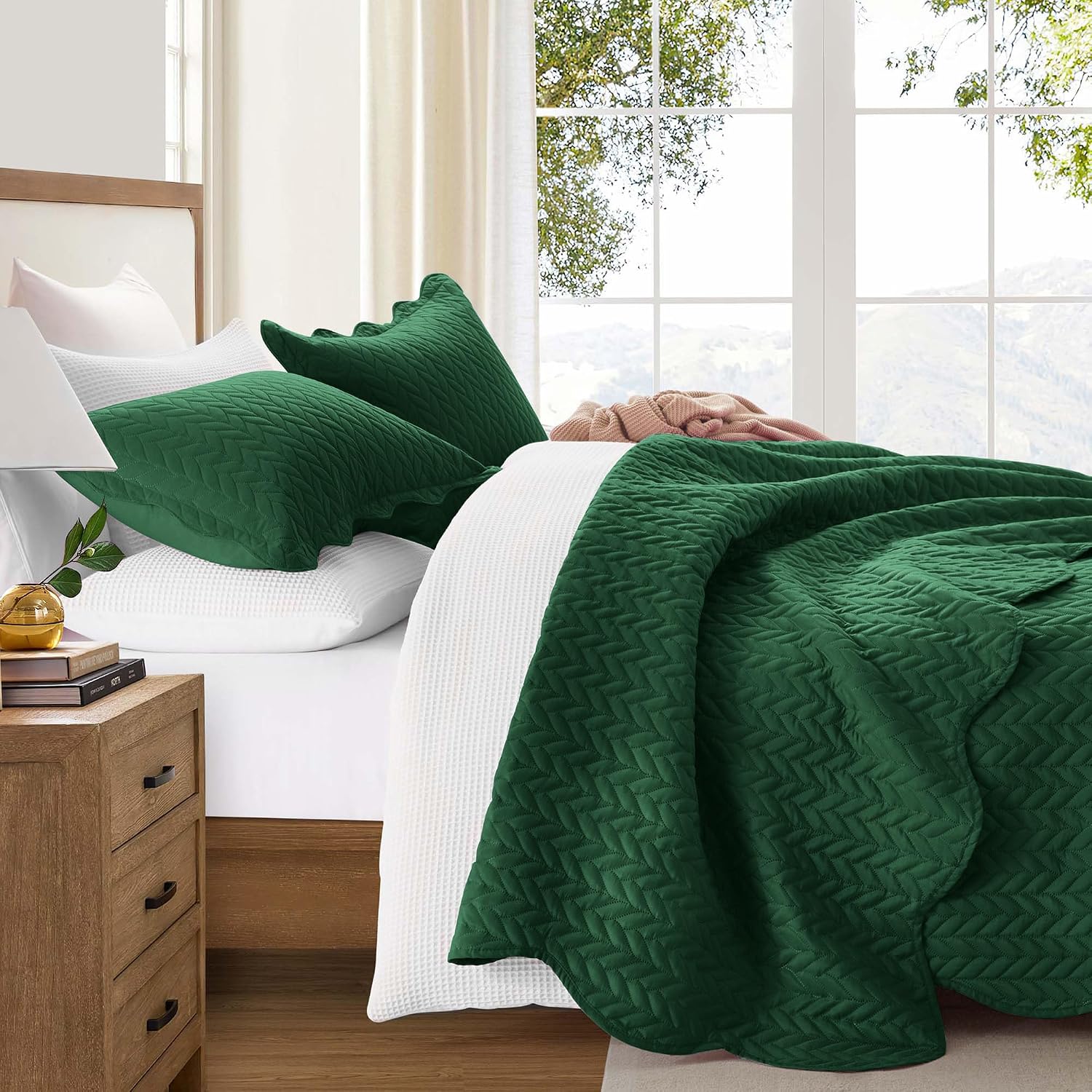 MOONLIGHT20015 Twin Quilt Bedding Set (68' x 86') - Bulk Pack of 10 Wholesale for Hotels, Guest Bedroom & Airbnbs - Lightweight Microfiber Reversible Embossed Quilts Bedspreads (Emerald)