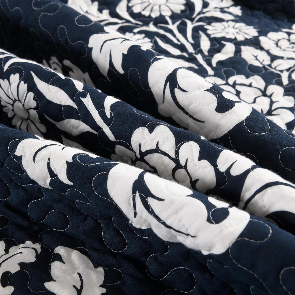 King Size Quilt Set, 100% Cotton Navy Blue Quilted Bedspread Set, Navy Blue White Floral Pattern Farmhouse Reversible Quilt Bedding Set for All Season, 3-Piece Quilt Set