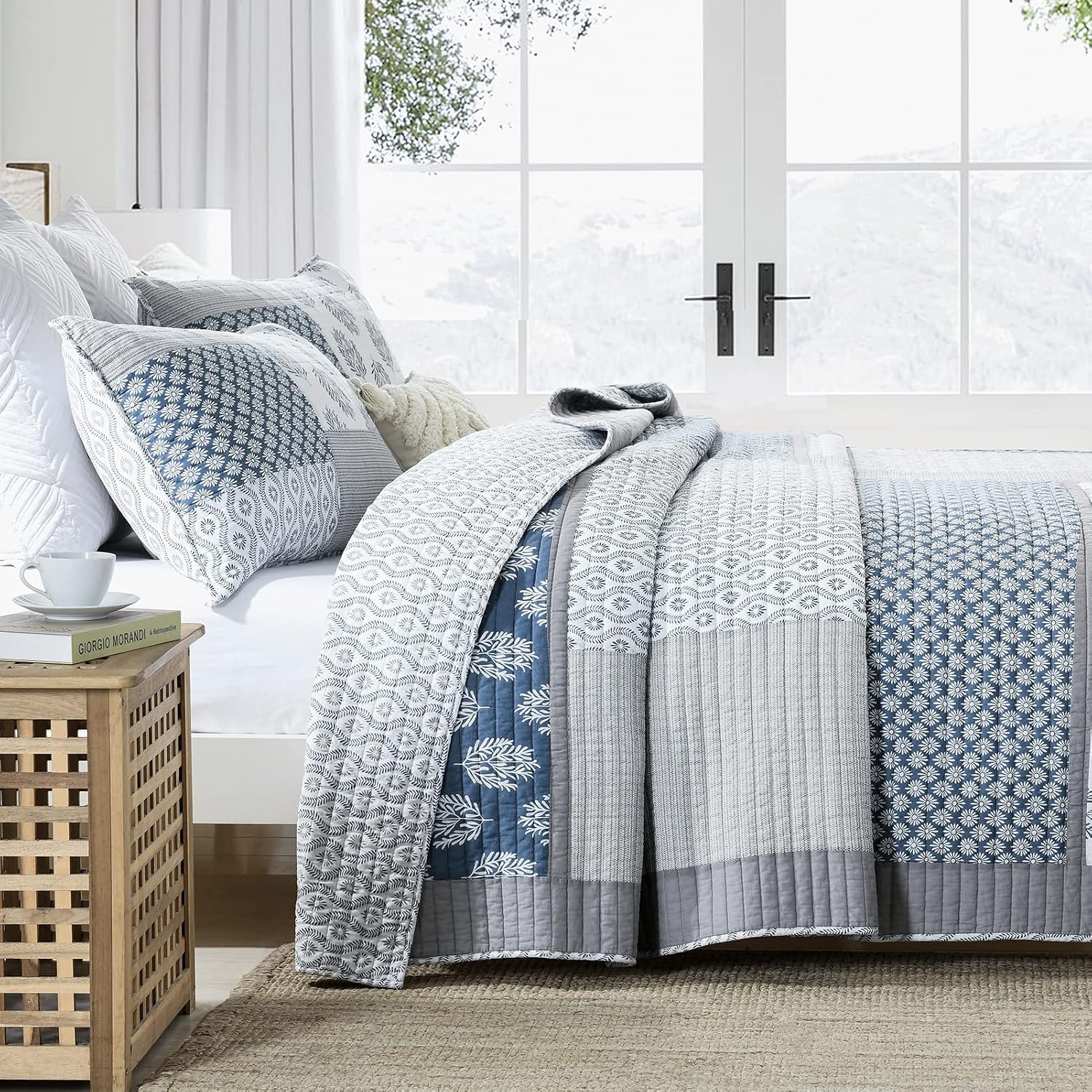 Y-PLWOMEN Quilts Queen Size, 100% Cotton Lightweight Soft Queen Quilt, Blue Grey White Quilted Bedspread, Patchwork Reversible Quilt Bedding Set All Season, 3-Pieces1