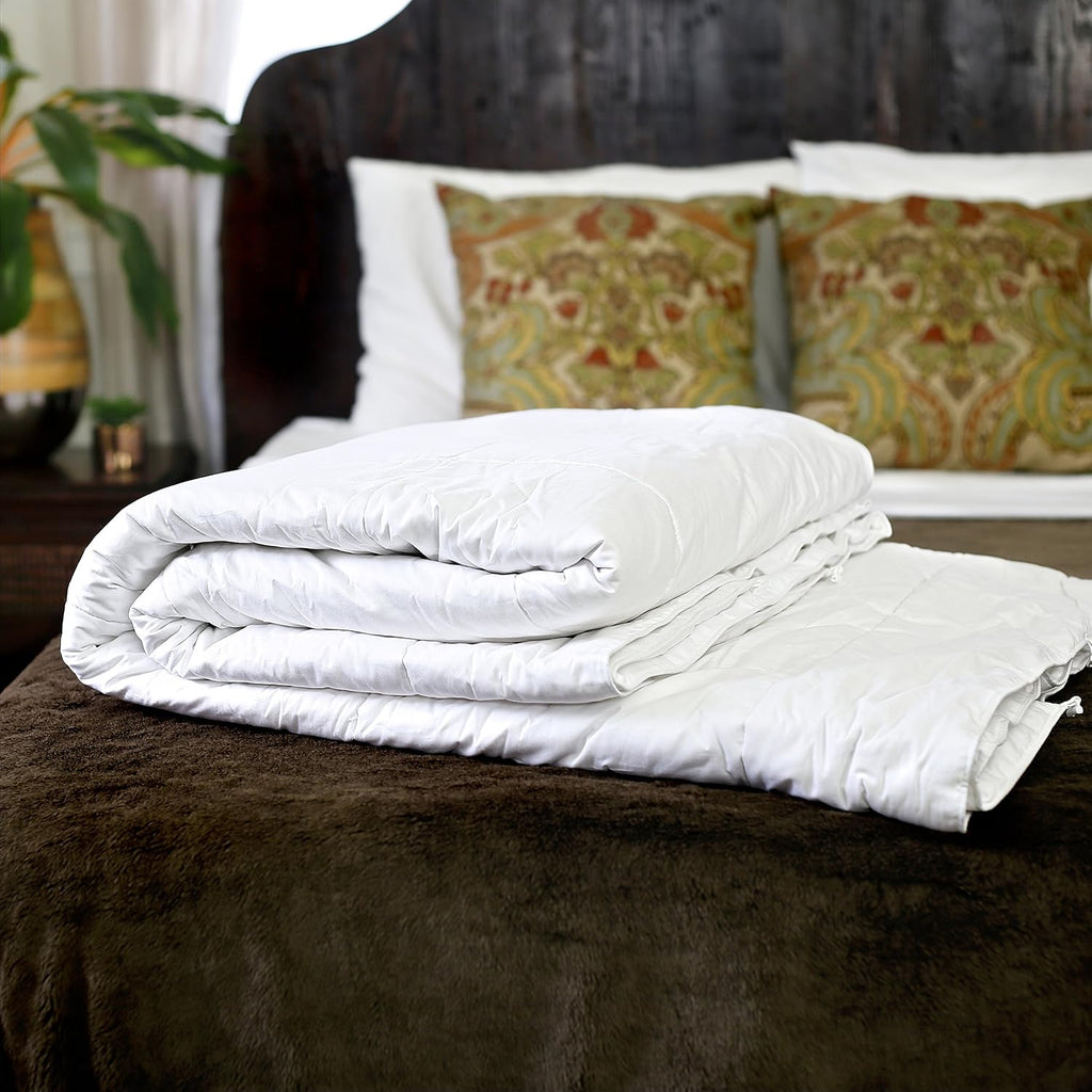 Silk Bedding Direct. Premium Mulberry Silk-Filled Duvet Insert. Summer Bliss (4 Tog). Queen Size, 90' x 90'. A Hypoallergenic Haven, Enveloping Your Dreams in Pure Mulberry Silk.