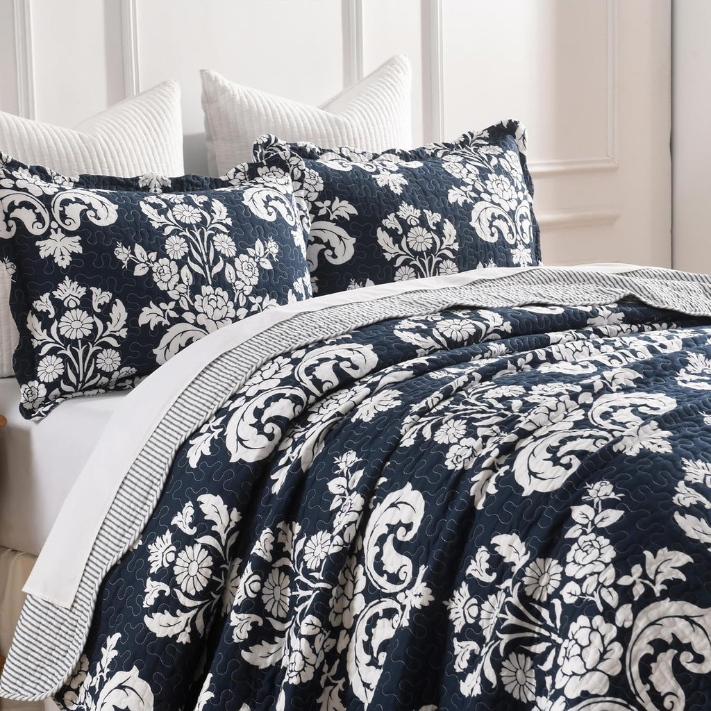 King Size Quilt Set, 100% Cotton Navy Blue Quilted Bedspread Set, Navy Blue White Floral Pattern Farmhouse Reversible Quilt Bedding Set for All Season, 3-Piece Quilt Set